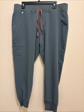 Figs Zamora in moss green in XL petite